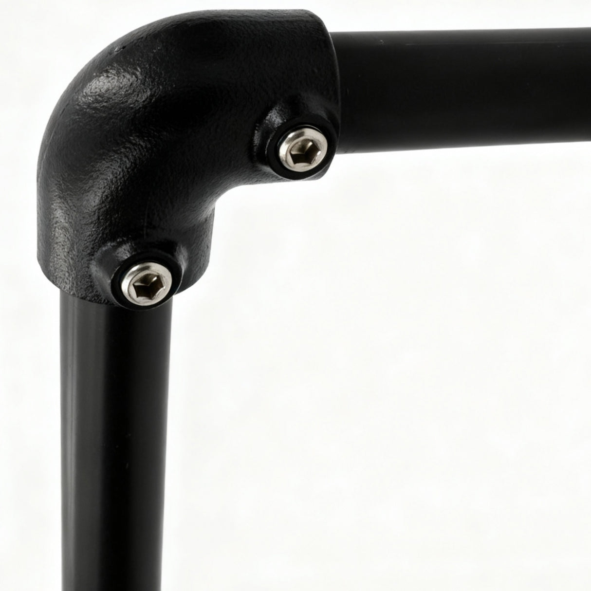 raccord tubulaire à visser noir type coude