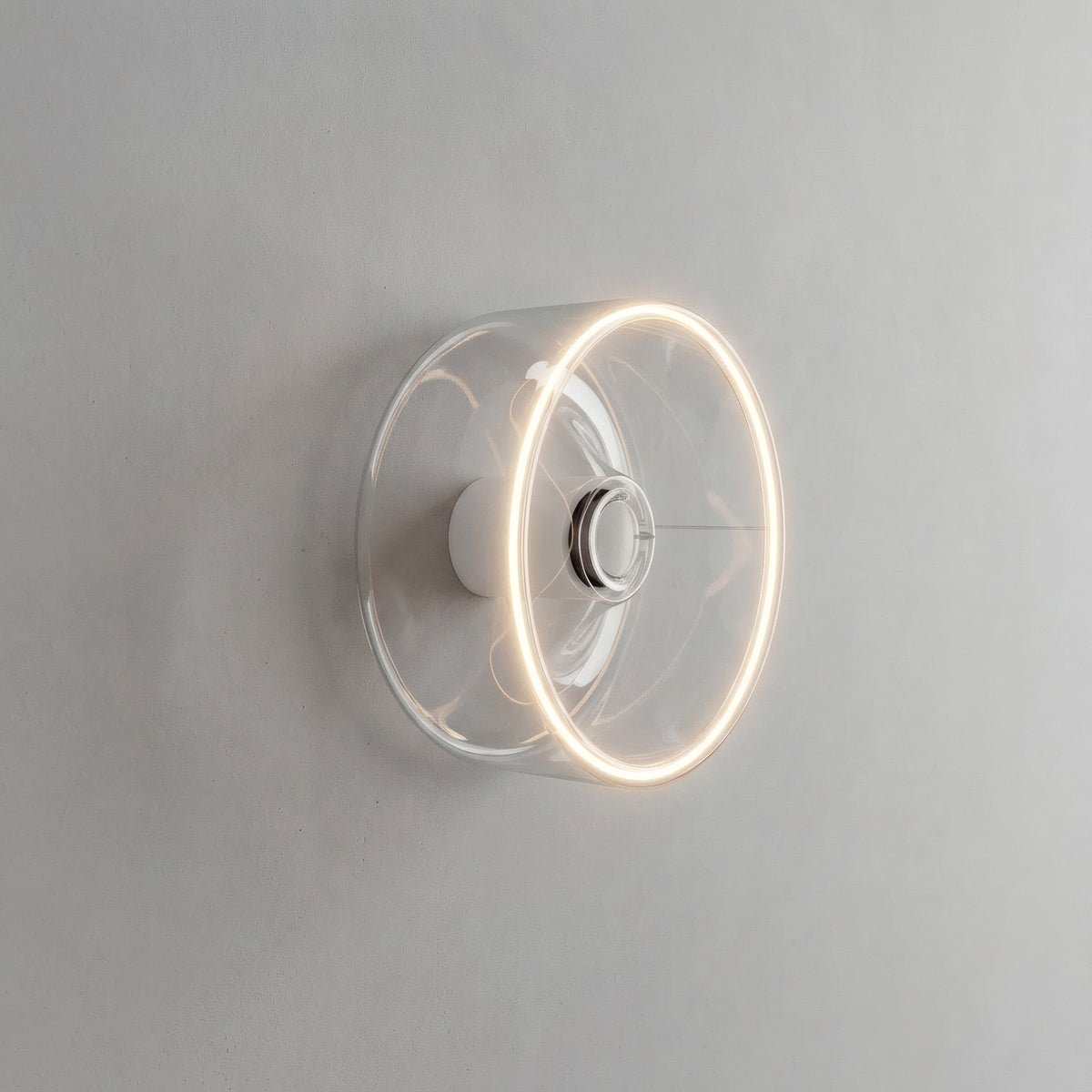 Ampoule LED donut E27 en verre transparent Ø 195 mm allumée en applique murale dans un intérieur épuré