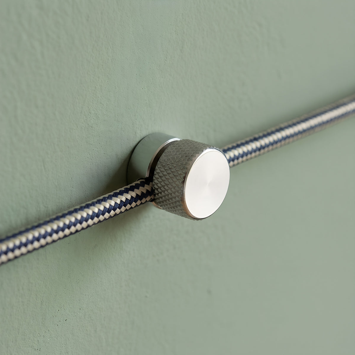 Fixation murale passe-câble en métal pour câble textile — Chromé