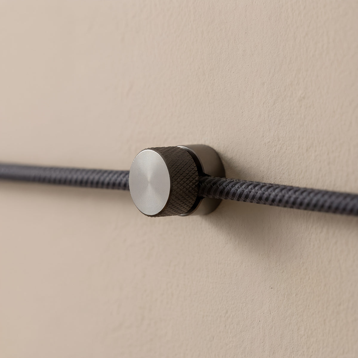Fixation murale passe-câble en métal pour câble textile — Perle noire