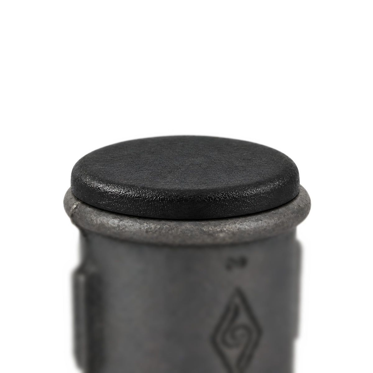 Insert plastique noir fermant un manchon en fonte noire Eco