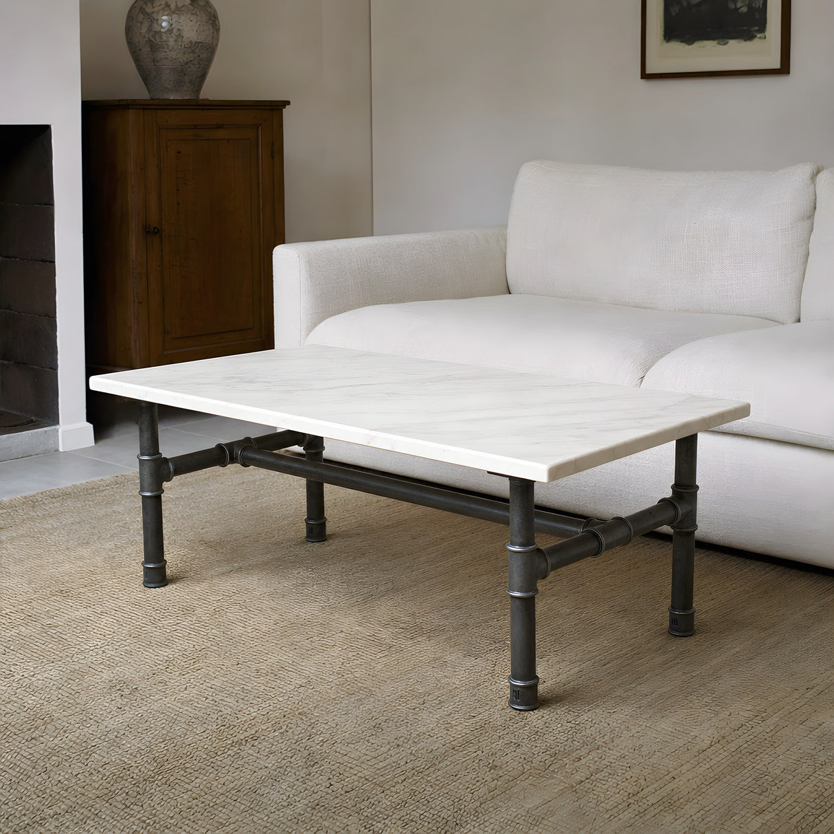 Piètement de table basse en H, fonte et acier vernis Ø 42 mm, en situation sous un plateau en marbre blanc