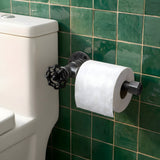 Dérouleur de papier WC en fonte noire à volant, fixé sur un mur en zellige vert à côté des toilettes