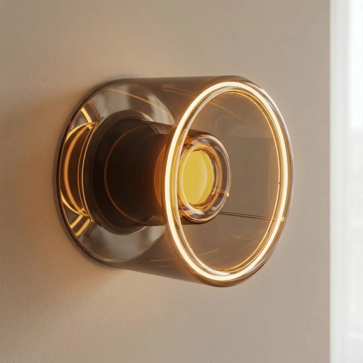Ampoule LED donut E27 en verre fumé Ø 120 mm allumée en applique murale sur un mur uni neutre