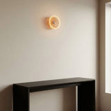 Ampoule LED donut E27 en verre fumé Ø 195 mm allumée en applique dans un séjour épuré