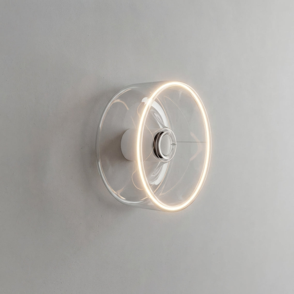 Ampoule LED donut E27 en verre transparent Ø 195 mm allumée en applique murale dans un intérieur épuré