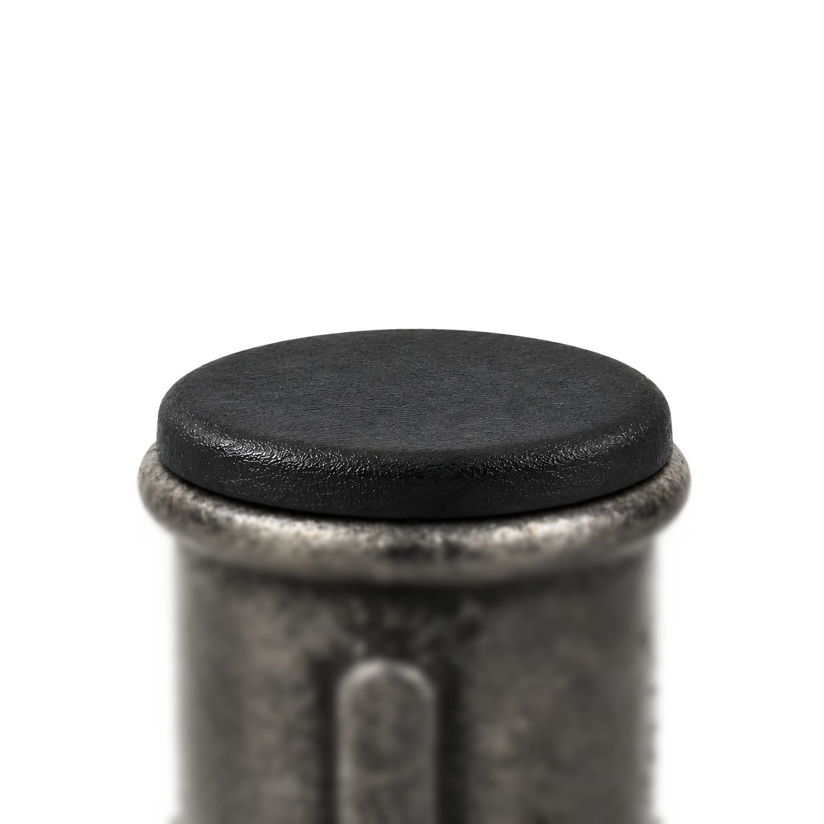 Insert plastique noir posé dans un manchon en fonte noire Premium, tête plate en appui sur le bord
