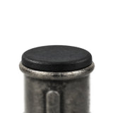 Insert plastique noir posé dans un manchon en fonte noire Premium, tête plate en appui sur le bord