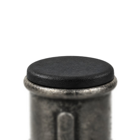Insert plastique noir posé dans un manchon en fonte noire Premium, tête plate en appui sur le bord