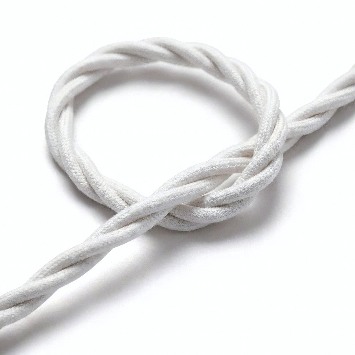 Gros plan du câble textile torsadé, coton blanc optique