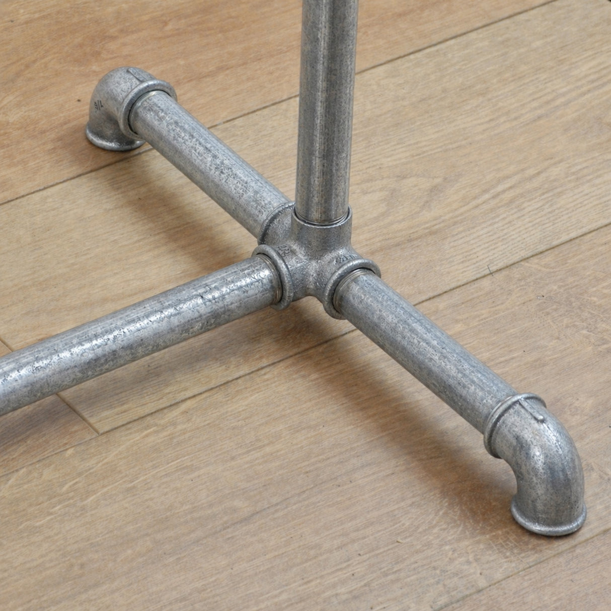 Détail du pied renforcé du portant industriel galvanisé