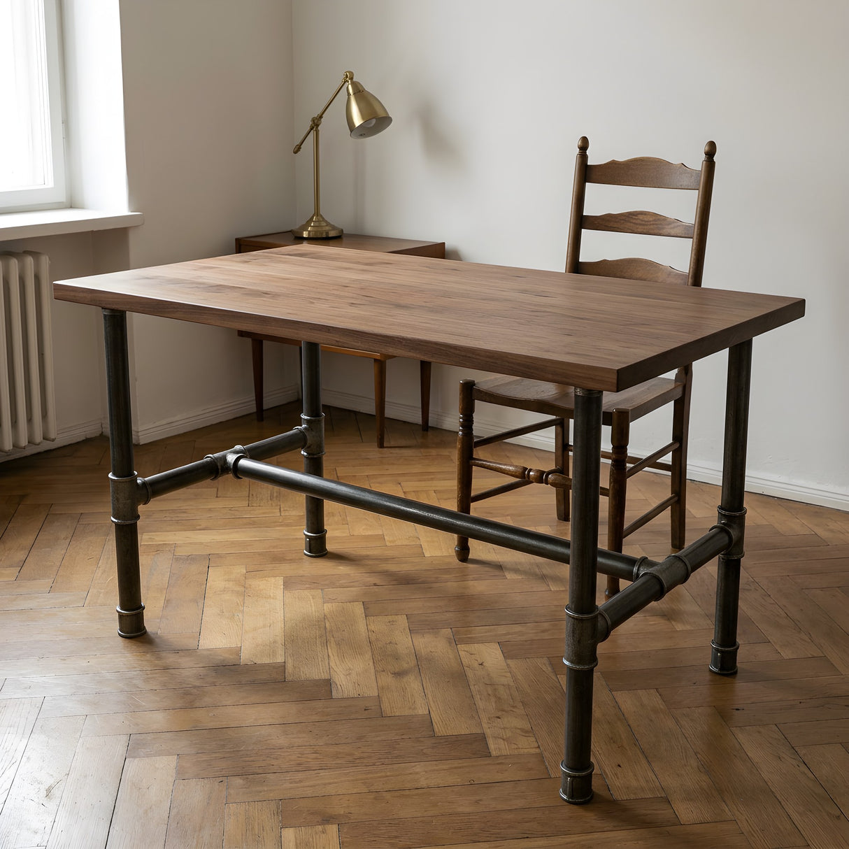 Piètement de table à manger en H, fonte et acier vernis Ø 34 mm, en situation sous un plateau en noyer massif