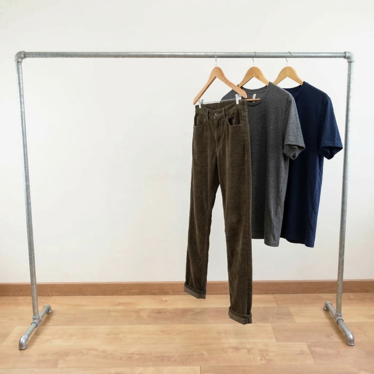 Portant galvanisé chargé de vêtements sur cintres