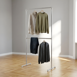 Portant à vêtements autoportant galvanisé, chemises sur la barre haute et pantalons sur la barre basse, murs clairs et parquet