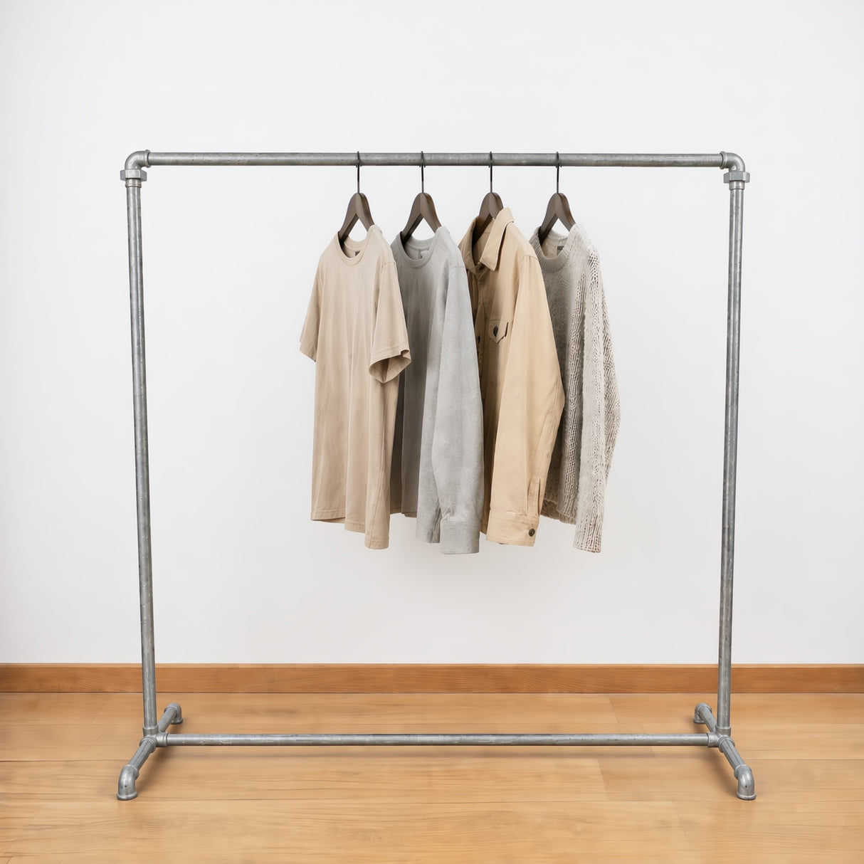 Portant industriel galvanisé chargé de vêtements sur cintres