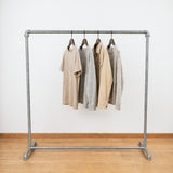 Portant industriel galvanisé chargé de vêtements sur cintres