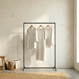 portant à vêtement en tuyaux noirs plomberie