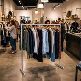 Portant simple galvanisé en situation dans intérieur clair