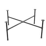 Piètement de table basse industrielle en fonte, pieds en croix, 108 × 108 cm, hauteur 42 cm, vue trois quarts