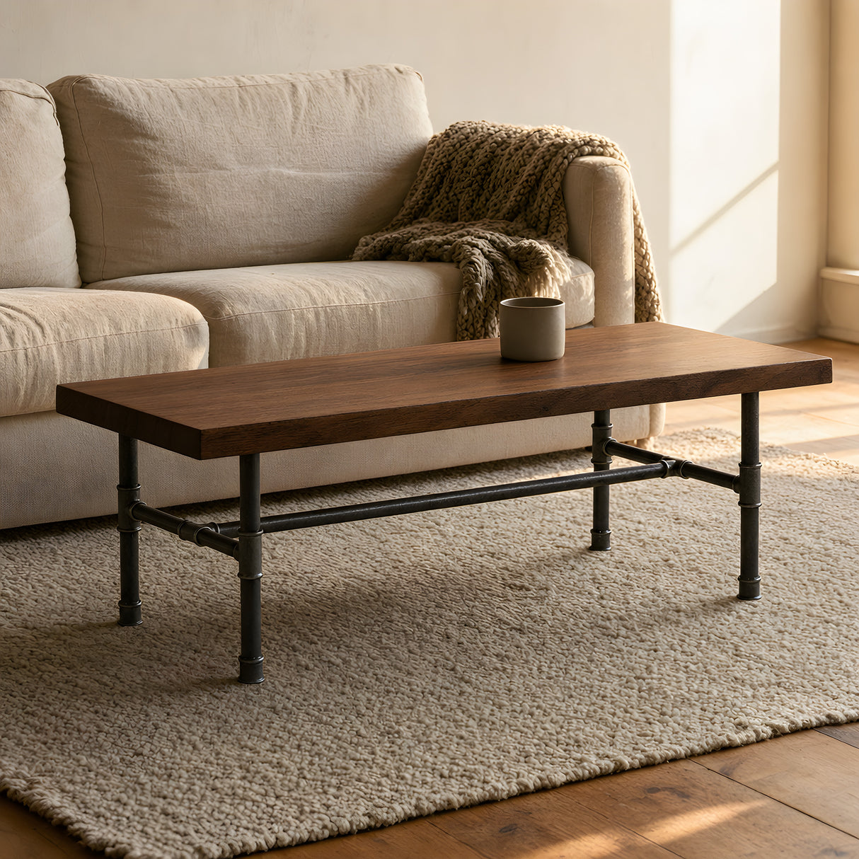 Table basse à plateau en noyer sur piètement fonte en H dans un salon, mise en situation (plateau non fourni)