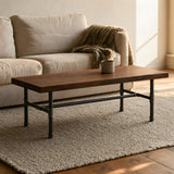Table basse à plateau en noyer sur piètement fonte en H dans un salon, mise en situation (plateau non fourni)