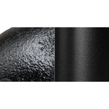 Peinture noire mate : grain du raccord en fonte à gauche, surface du tube acier à droite