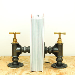 Presse-livres en tuyaux de plomberie avec tête de robinet laiton esprit loft